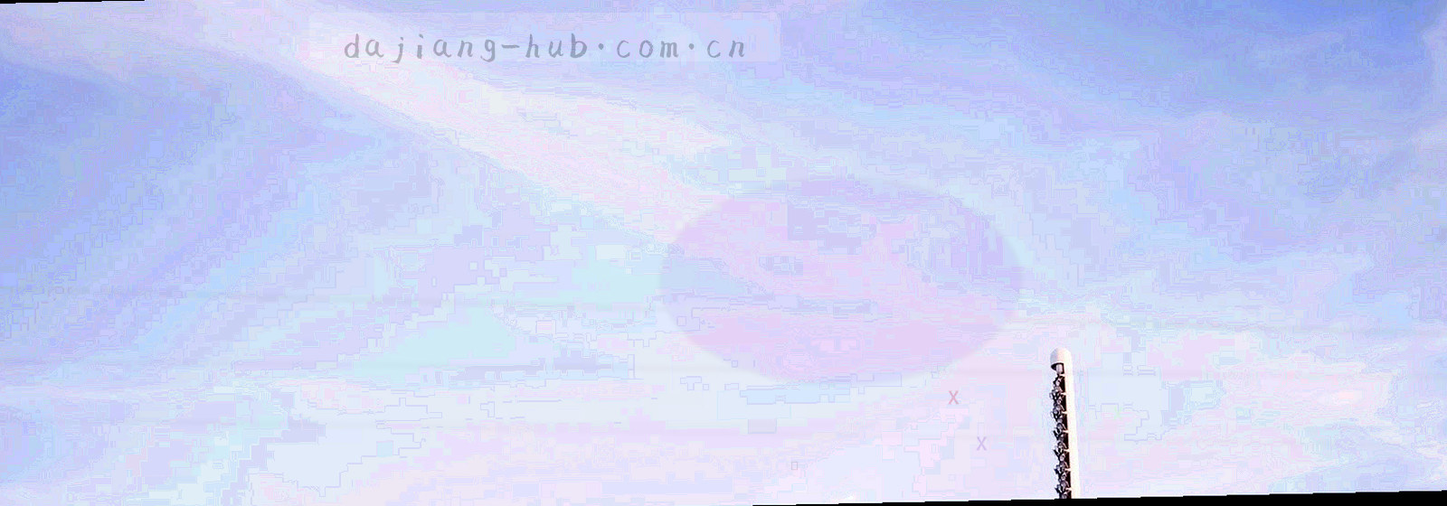 夜间球场顶灯在湿润地面形成条状反射，低角度构图，画面中无人物正面